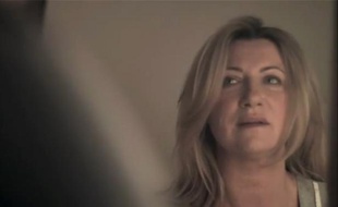 Extrait de la campagne vidéo contre le viol conjugal réalisée par le collectif féministe contre le viol, diffusée à la télévision et sur Internet à partir du 14 juin 2011.