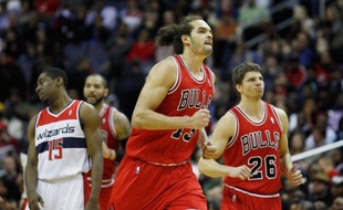 Joakim Noah a fait bonne figure contre Tyson Chandler, le pivot qui avait aidé Dallas à être sacré champion de NBA la saison passée, et Chicago s'est imposé jeudi à New York (105-102).
