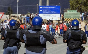 La police sud-africaine a tiré des balles en caoutchouc sur des ouvriers agricoles en grève qui leur lançaient des pierres, aux abords de la localité de De Doorns, mercredi dans la région du Cap, ont constaté des journalistes de l'AFP sur place.