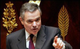 Le président du groupe UMP à l'Assemblée nationale, Bernard Accoyer, a annoncé samedi à La Roche-sur-Foron (Haute-Savoie) qu'il voterait le 14 janvier pour Nicolas Sarkozy et "s'engagerait derrière lui pour sa campagne" présidentielle.