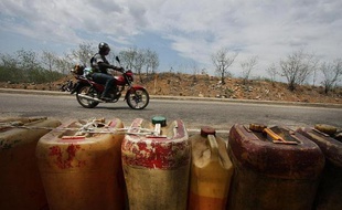 Des bidons d'essence à la vente le long d'une route dans l'Etat de Tachira, au Venezuela, près de la frontière colombienne, le 23 mai 2014