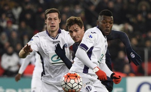 Les défenseurs du TFC Uros Spajic (à gauche) et Steeve Yago entourent le milieu du PSG Benjamin Stambouli lors du match de Coupe de France au Parc des Princes de Paris, le 19 janvier 2016.