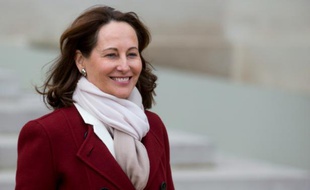 La ministre de l'Ecologie Ségolène Royal quitte le palais de l'Elysée à l'issue du conseil des ministres à Paris, le 13 janvier 2016.