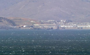La côte ouest de la Corée du Nord vue depuis l'île de Yeonpyeong sous contrôle de la Corée du sud, le 14 avril 2013