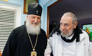 L'ancien leader cubain Fidel Castro (D) reçoit le patriarche orthodoxe russe Kirill, dans sa résidence de La Havane, le 13 février 2016