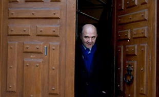 Pierre Moscovici (PS) juge que "l'alternance passe par François Hollande", et critique à la fois François Bayrou (MoDem), aux positions "plus à droite qu'en 2007", et Jean-Luc Mélenchon (Front de gauche), adepte des "caricatures", dans un entretien au Parisien dimanche.