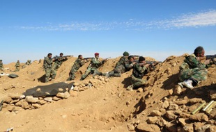 Des soldats syriens tiennent leurs posititons dans la région de Raqa en Syrié le 19 février 2016