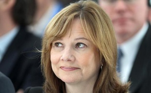 La nouvelle patronne de General Motors (GM), Mary Barra, va gagner 14,4 millions de dollars cette année, soit 60% de plus que son prédécesseur, a annoncé lundi le constructeur automobile pour tenter d'apaiser les associations féministes.