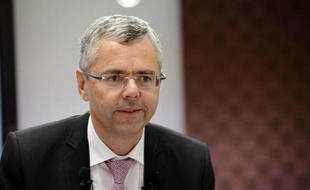 Le directeur général de l'équipementier en télécommunications Alcatel-Lucent, Michel Combes, a annoncé mercredi que le plan de suppressions de postes passait de 900 postes "à moins de 700", dans une interview au journal Le Monde.