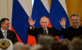 Le président russe Vladimir Poutine (c) après la signature du traité rattachant la Crimée à la Russie au Kremlin à Moscou le 18 mars 2014