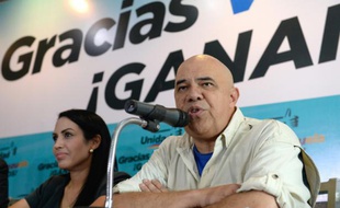 Le président de la Table de l'Unité démocratique (à droite), Jesus Torrealba, à Caracas le 8 décembre 2015