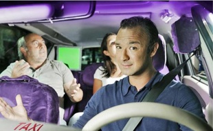 Alexandre Devoise joue les animateurs dans son beau taxi tout mauve.