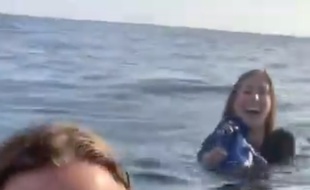 Le pilote et sa passagère, flottant dans l'eau en attendant les secours après le crash de leur avion.