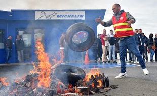 Des pneus ont brûlé toute la journée devant l'entreprise vendéenne.