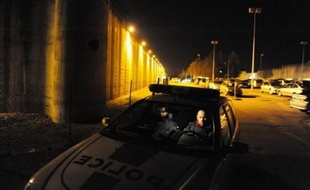 Les deux hommes évadés dimanche de la maison centrale de Moulins-Yzeure (Allier) étaient toujours recherchés lundi vers midi après avoir été repérés dans le nord de la France, où ils ont notamment pris en otages quelques heures près d'Amiens un automobiliste et son fils.