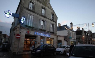 Les parents d'un des nourrissons morts à Chambéry ont reproché jeudi aux autorités sanitaires d'avoir tardé à suspendre l'activité du laboratoire Marette, où des manquements dans la fabrication des poches incriminées avaient été constatés trois semaines avant la décision du 8 janvier.