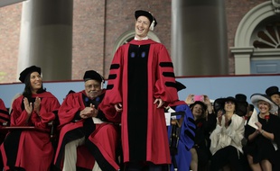 Mark Zuckerberg reçoit son diplôme de droit à Harvard