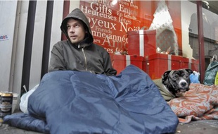 Michal, 27 ans, et son chien Schnaps passeront la nuit du 25 décembre dehors.