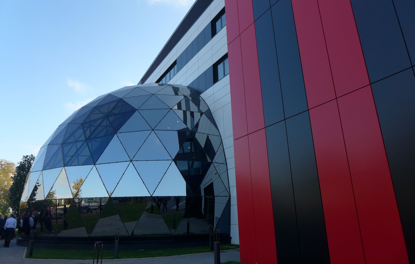 Les couleurs de l'OGC Nice s'affichent sur le nouveau centre d'entraînement. 