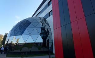 Les couleurs de l'OGC Nice s'affichent sur le nouveau centre d'entraînement.