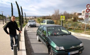 Pierre Garcia, devant la route zone 30 qui traverse le parc de Malbosc, rue Aglaé Adanson.