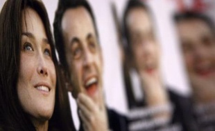 Carla Bruni indique qu'elle n'accompagnera pas Nicolas Sarkozy pour sa visite d'Etat en Inde expliquant qu'elle n'est "pas encore mariée" au président de la République, dans des propos au quotidien Libération publiés mardi.