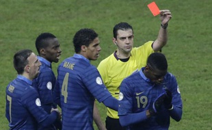 Le milieu de terrain de l'équipe de France Paul Pogba se fait expulser lors du match contre l'Espagne le 26 mars 2013.