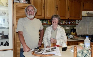 Les britanniques Faith et John Dyson, le 19 août 2014, à leur domicile à Brugairolles, dans l'Aude. Ils ont été emmurés par leurs voisins et compatriotes qui leur disputent un bout de voie