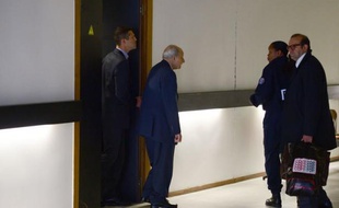 Le premier procès pénal du Mediator, un médicament accusé d'avoir déjà causé des centaines de morts en France, reprend mardi devant le tribunal correctionnel de Nanterre un an après avoir tourné court pour des raisons de procédure.
