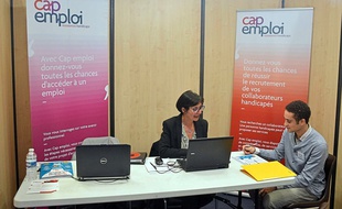 Le stand de Cap emploi, lors du Forum des initiatives pour l'emploi à Bourgoin-Jaillieu (Isère) en mars 2017.