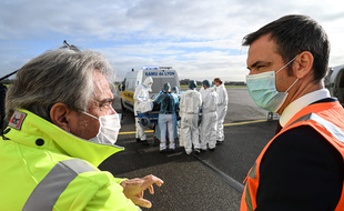 Le ministre de la Santé Olivier Véran s'est rendu ce 16 novembre à l'aéroport de Lyon-Bron pour assister à des transports sanitaires de malades du Covid-19.