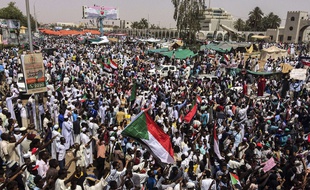 Des manifestants à Khartoum, au Soudan, le 12 avril 2019.