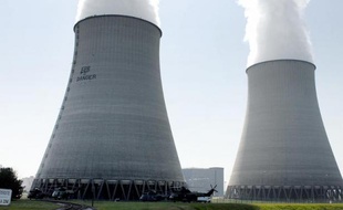 Des membres de Greenpeace peignent l'inscription "EPR = danger" sur une tour de refroidissement du site de la centrale nucléaire de Belleville-sur-Loire, le 27 mars 2007, afin de dénoncer les "dangers des centrales nucléaires en général et du réacteur EPR en particulier"