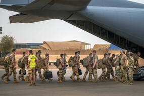 La France a suspendu les opérations militaires Barkhane conjointes avec les forces maliennes jusqu'à ce que la junte dirigée par le colonel Assimi Goita, qui a repris le contrôle du gouvernement de transition du Mali le 24 mai, se conforme aux demandes internationales de rétablir un régime civil. 