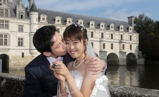 Des mariés chinois devant le château de Chenonceau, près de Tours, le 9 octobre 2007.