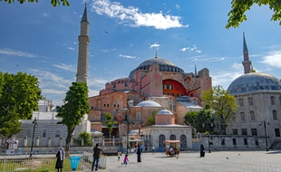 Sainte-Sophie, site classé au patrimoine mondial de l'Unesco, est l'une des principales attractions touristiques d'Istanbul.