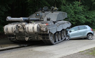 Un tank de l'armée britannique écrase une voiture dans la région de Lippe, en Allemagne, le 1er juin 2015.