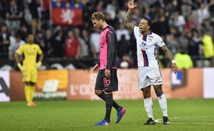 Memphis Depay fête ici son incroyable but, juste à côté du Toulousain Ola Toivonen.