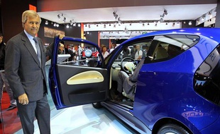 Vincent Bolloré présente la Blue Car 2010, voiture électrique, au Mondial de l'automobile à Paris, le 5 octobre 2010.