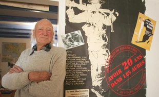 Le cinéaste français René Vautier, pose à côté de l'affiche de son film anticolonialiste de 1948 "Avoir 20 ans dans les Aurès", le 13 février 2008 à son domicile de Cancale