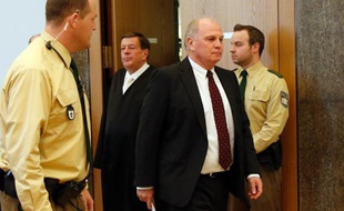Le président du Bayern Munich Uli Hoeness arrive au tribunal pour l'ouverture de son procès pour fraude fiscale, à Munich le 10 mars 2014