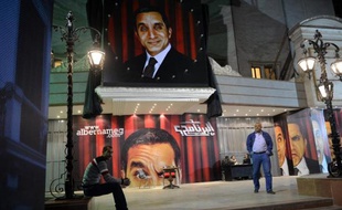 Son retour était très attendu dans un pays où les médias célèbrent l'armée qui a destitué le président islamiste Mohamed Morsi: pour sa première émission après quatre mois d'absence, le satiriste Bassem Youssef a de nouveau déchaîné les passions.