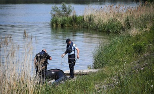 Gendarmes Français et policiers Allemands à la recherche de la fillette de 4 ans tombée dans le Rhin, le 31 mai 2019. (FREDERICK FLORIN / AFP)