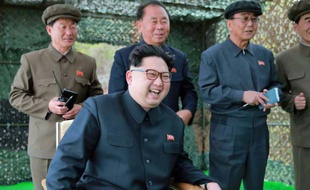 Photo fournie par les autorités officielles nord-coréennes du leader de Corée du Nord Kim Jong-Un lors d'une inspection d'un test balistique sous-marin, le 23 avril 2016