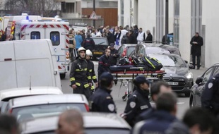 Des pompiers devant le siège de Charlie Hebdo le 7 janvier 2015 à Paris