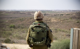 Le 17 novembre 2012. Des soldats de l'armee israelienne observent la bande de Gaza avant une eventuelle operation terrestre. // PHOTOS : V. WARTNER / 20 MINUTES