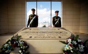 Le plus lourd secret de Palestine se niche sous l'épais couvercle de pierre de la tombe de Yasser Arafat à Ramallah, où les enquêteurs espèrent enfin découvrir la cause de sa mort il y a huit ans.