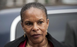 Des élus UMP accusent à tort depuis dimanche la garde des Sceaux, Christiane Taubira, d'avoir affirmé que le fait de brûler un drapeau français n'était pas un acte répréhensible, s'appuyant sur des rumeurs propagées ces derniers jours sur internet.