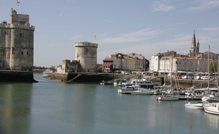 Le Festival de la Fiction TV se déroule sur les quais du Vieux Port de La Rochelle.