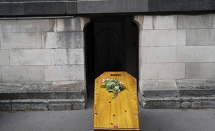 Illustration d'un cercueil devant un crématorium.